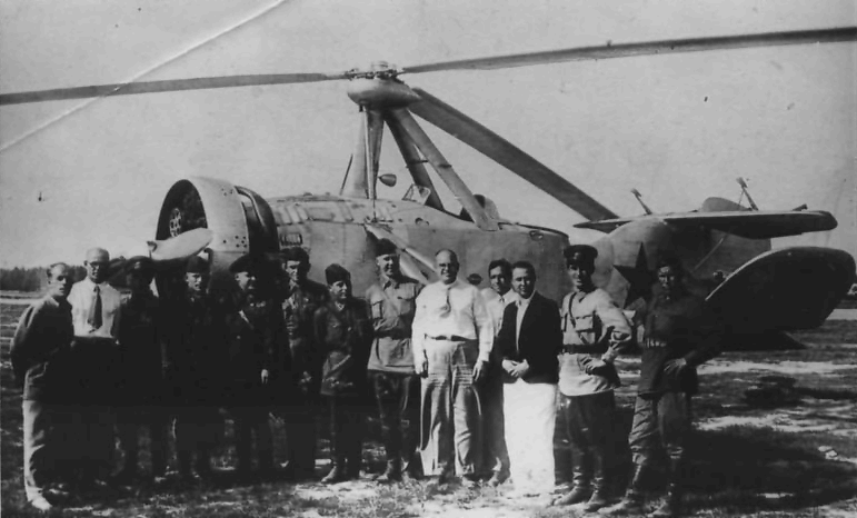 Файл:Группа конструкторов у А-7 (в центре в белой рубахе Н.И. Камов) (1).png