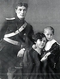 200px-Сотников-А.А.-с-семьей.-Снимок-1917-г-1-.jpg