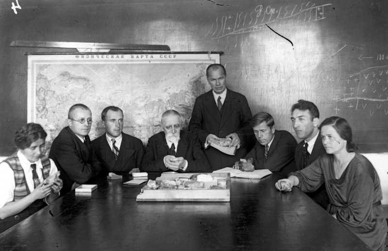 Файл:7. А. М. Кузьмин и А. В. Лаврский с коллегами..jpg