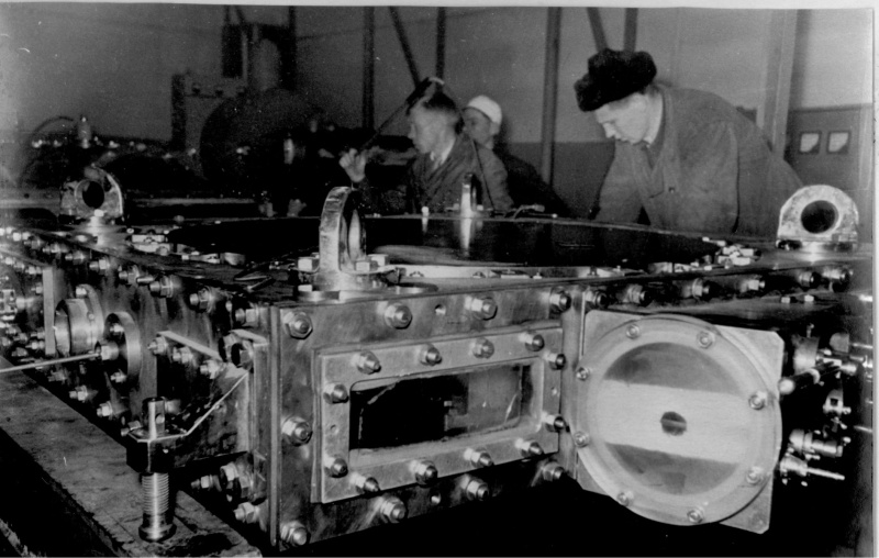 Файл:6..Монтаж ваку4-4-2. 2.умной камеры циклотрона. 1960 г. Фонд НТБ ТПУ.jpg