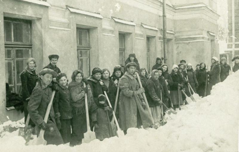 Файл:31. Р-1893-1-196-2 студенты 30е.jpg