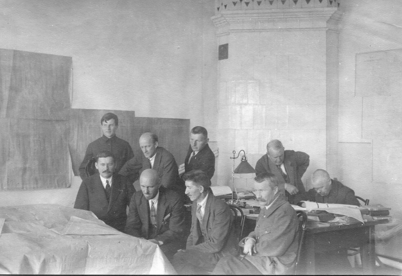 Файл:G-tomsk-dekabr1927gs-portfelem-kak-raz-geolog-k-filatov-radom-sidat-musovn-gutovskij-alencman-nsulgin-nad-stolom-naklonilsa-professor-spetuhovnovyj-razmer.jpg