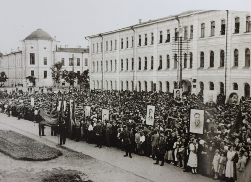 Файл:1. митинг 22 июня 1941 г. на пл. Революции.jpg