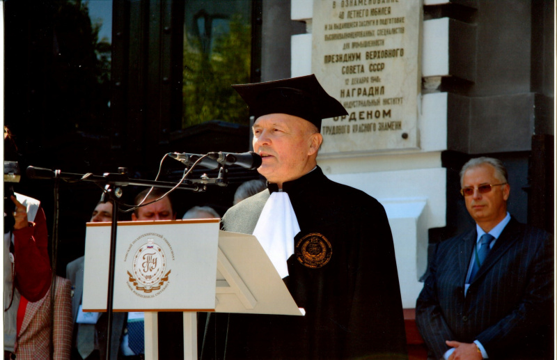 Файл:110-летие ТПУ, 31.05.2006 г. Выступление ректора на юбилее вуза.jpg