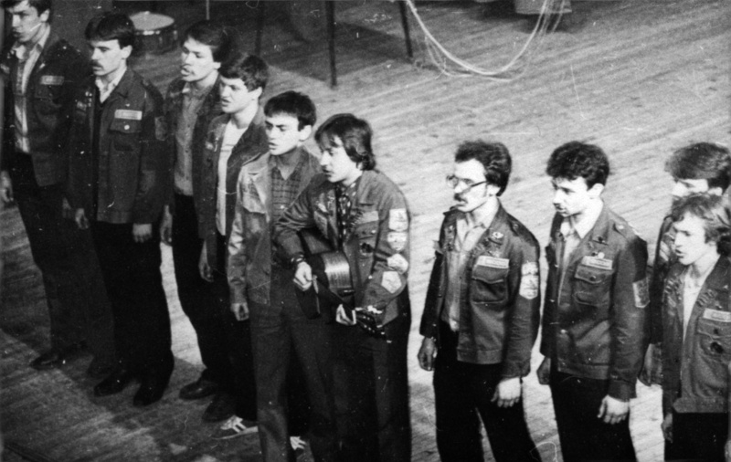 Файл:1983 Агитбригада ДК ТПИ Р.jpg