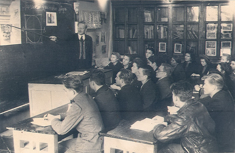 Файл:Ad-krackov-citaet-lekciu-studentam-tpinovyj-razmer.jpg