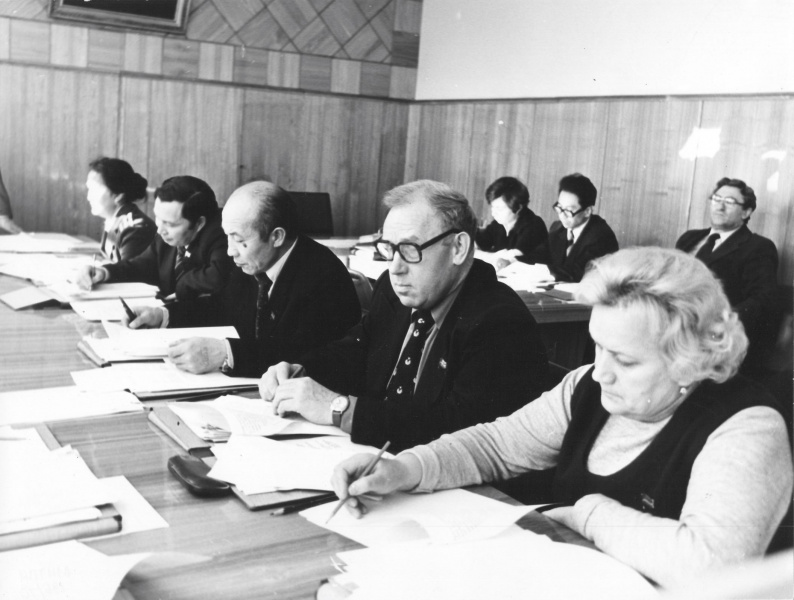 Файл:Алимов на заседании президиума ВС Киргизской ССР 1980-е.jpg
