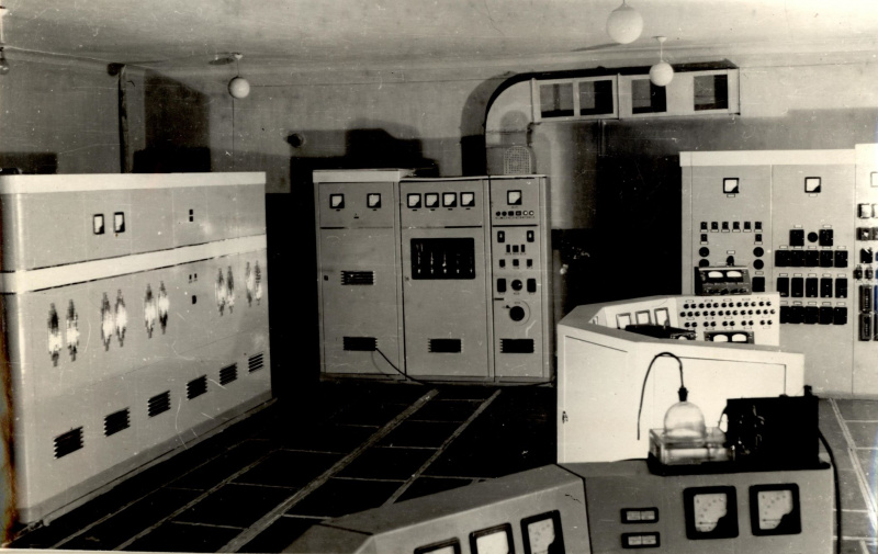 Файл:4. В пультовой циклотрона. 1960 г. Фонд НТБ ТПУ.jpg