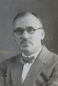 C9ZrU3iExI04.jpg