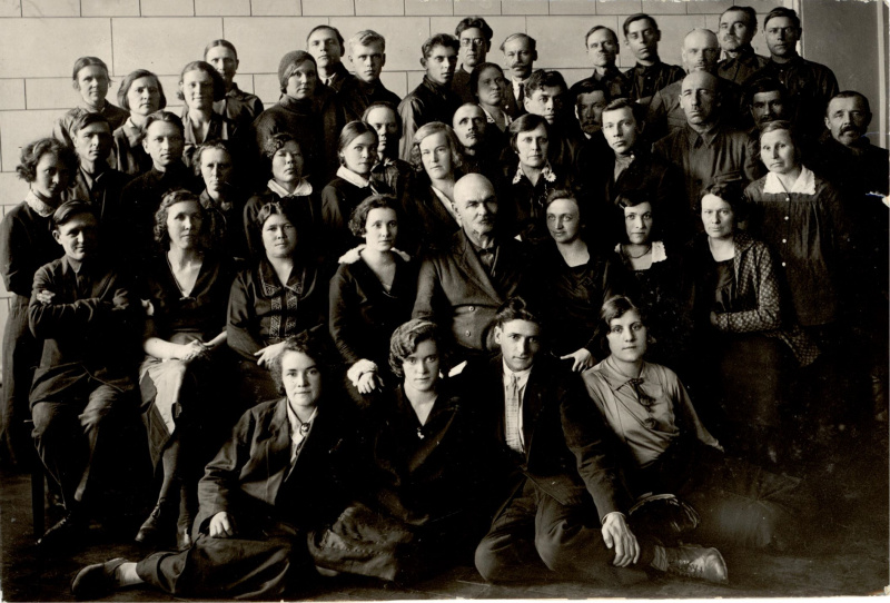 Файл:12. Коллектив служащих ТИИ. Фото 1935 г. Из собрания Э. И. Братковской (Коняхиной).jpg