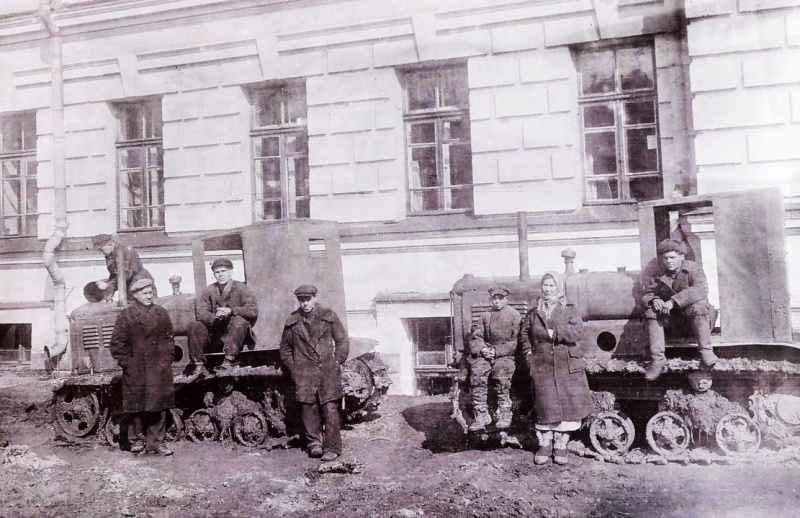 Файл:Посевная во дворе химического корпуса ТИИ. 1942 г..jpg