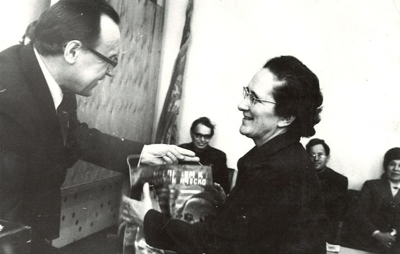Файл:Вручение памятного вымпела по итогам соцресовнования. 1979 г.jpg